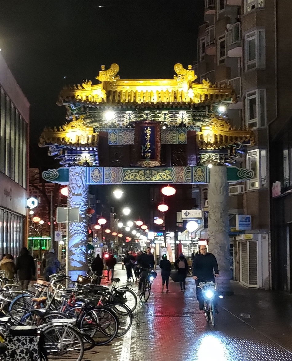 The gate to China Town by noght